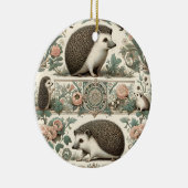 Whimsical Hedgehog Haven: Victoriaans bloemen Keramisch Ornament (Rechts)