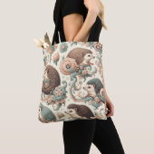 Whimsical Hedgehog Haven: Victoriaans bloemen Tote Bag (Dichtbij)
