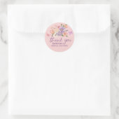 Whimsical hij geeft me vlinders bruiloft Feest Ronde Sticker (Tas)