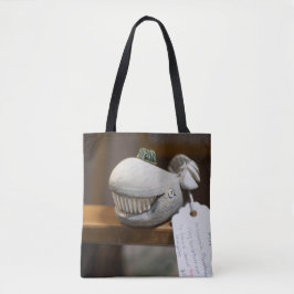 Whimsical houten walvis sculptuur tote bag