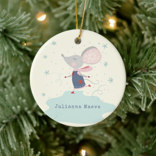 Whimsical Ice Skater Mouse Holiday Name Custom Keramisch Ornament (Boom)