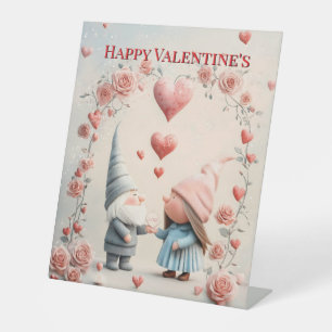 Whimsical Kabouterliefde: Schattige Valentijnsdag Reclamebord Met Voetstuk