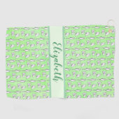 Whimsical katten op groen met aangepaste naam voor golfhanddoek (Horizontaal)