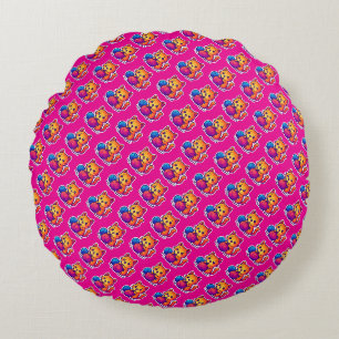 Whimsical Kawaii Cat Breien Scene met Oversized Rond Kussen