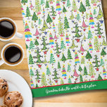 Whimsical Kerstbomen Groene Oma Quote Theedoek<br><div class="desc">Whimsical Christmas Trees Green Oma Quote Keukenhanddoek Kleurrijke, geïllustreerde, grillige kerstbomen in een verscheidenheid aan maten en kleuren, waaronder groen, roze, rood en blauw. Witte achtergrond met een lichtgroene stip. Onderaan een liefdevol bakcitaat voor Oma: Oma bakt de wereld een betere plek. Citaat gemakkelijk veranderd om uw behoeften aan te...</div>