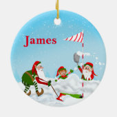 Whimsical Kerstman spelen Golf, Sneeuwman en rendi Keramisch Ornament (Achterkant)