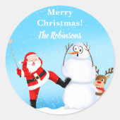 Whimsical Kerstman spelen Golf, Sneeuwman en rendi Ronde Sticker (Voorkant)