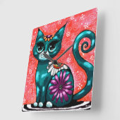 Whimsical Kitty Cat Zittend op vloerkleed Bloemen  Vierkante Klok (Hoek)