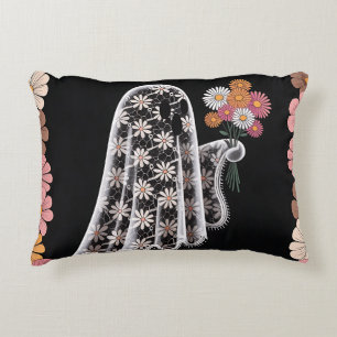 Whimsical Lace Ghost Illustratie met Bloemen Accent Kussen