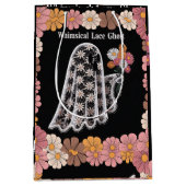 Whimsical Lace Ghost Illustratie met Bloemen Medium Cadeauzakje (Voorkant)