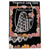 Whimsical Lace Ghost Illustratie met Bloemen Medium Cadeauzakje (Voorkant)
