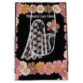 Whimsical Lace Ghost Illustratie met Bloemen Medium Cadeauzakje (Achterkant)