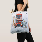 Whimsical Londense bus met giraffe & olifant Tote Bag (Dichtbij)