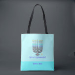Whimsical Menorah "Happy Hanukkah"  aan Tote Bag<br><div class="desc">Deze Whimsical Menorah "Happy Hanukkah" Canvas tas toont een leuke illustratie van een kaarsbeladen menorah op lichtblauwe achtergrond met de woorden "Happy Hanukkah!" De duurzame polyesterdoek is verkrijgbaar in twee handige formaten: een 16-inch x16-inch medium en een 18-inch x18-inch groot, beide met een zwarte 28-inch wattenstaaf. Het is perfect voor...</div>