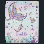 Whimsical Mermaid Tail Mercat Onder het Zee iPad Cover<br><div class="desc">Personaliseer deze grillige zeemeermin onder de zeeen ipad cover met jouw naam! Een geweldig cadeau idee! Met een  zeemeerminstaart,  een schattige mercat en een magische regenboog achtergrond. (c) De Happy Cat Studio.</div>