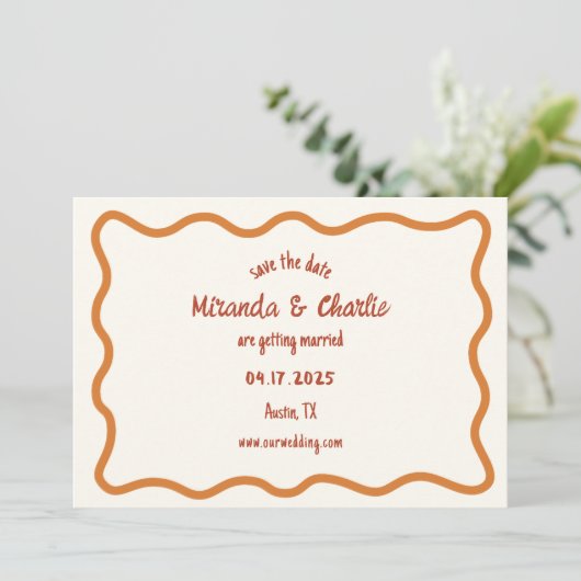 Whimsical minimale golvende rand handgeschreven ja save the date (Staand voorkant)