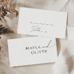 Whimsical Minimalist Script Flat Wedding Plaatskaartje<br><div class="desc">Deze grillige, minimalistische, platte bruiloft-platte identiteitskaart is ideaal voor uw klassieke, eenvoudige, zwarte en witte, moderne boho bruiloft. Het ontwerp biedt elegante, delicate en romantische handgeschreven kalligrafie met een formele shabby chic typografie. De blik zal goed gaan met om het even welk trouwseizoen: lente, zomer, herfst, of winter! Het product...</div>