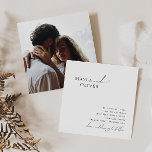 Whimsical Minimalist Script Photo Square Weddensch Kaart<br><div class="desc">Deze grillige minimalistische scriptfoto vierkant trouwuitnodiging is perfect voor je klassieke, eenvoudige zwarte en witte, minimale moderne boho bruiloft. Het ontwerp biedt elegante, delicate en romantische handgeschreven kalligrafie met een formele shabby chic typografie. De blik zal goed gaan met om het even welk trouwseizoen: lente, zomer, herfst, of winter! Het...</div>