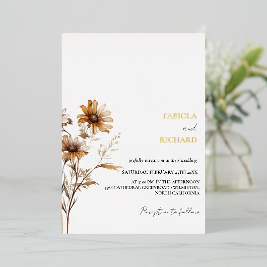 Whimsical Monogram Foto Wildflower Bruiloft Folie Uitnodiging (Staand Voorkant)