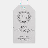 Whimsical Monogram Script Weddenschap Save the Dat Cadeaulabel (Achterkant)