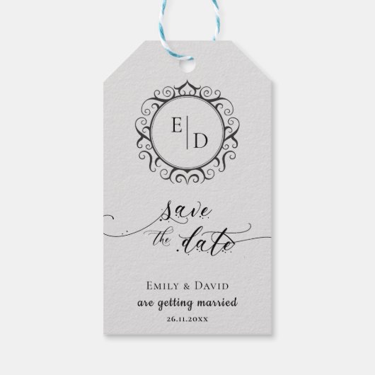 Whimsical Monogram Script Weddenschap Save the Dat Cadeaulabel (Achterkant)
