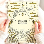 Whimsical Mountain Adventure 2025 Aangepaste naam Planner<br><div class="desc">Begin aan een reis van organisatie en verwondering met deze grillige planner. Met een boeiende bergscène met uilen, bomen en een kronkelend pad, nodigt deze planner u uit om de diepten van uw verbeelding te verkennen. Stel je voor dat je je dromen en afspraken noteert te midden van dit betoverende...</div>