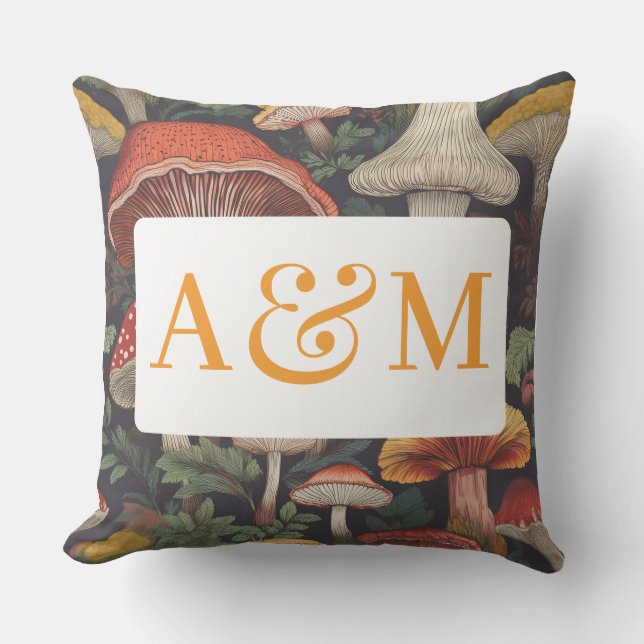 Whimsical Mushroom Pattern met Dual Monogram Buitenkussen (Voorkant)