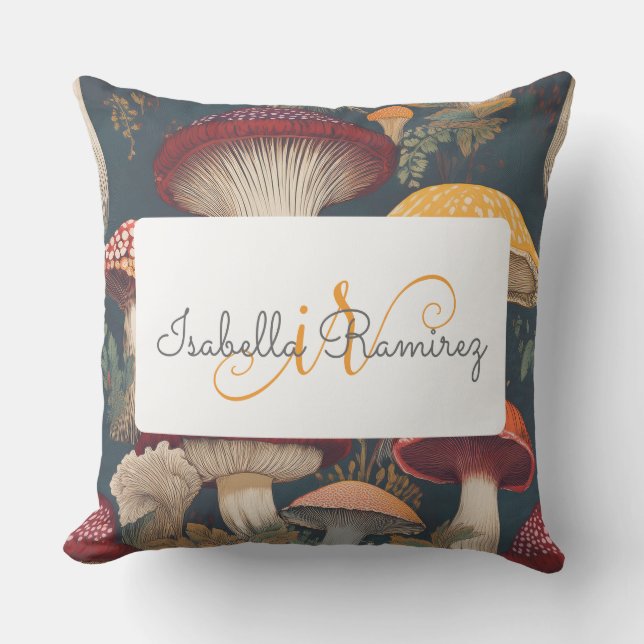 Whimsical Mushroom Pattern met naam en monogram Buitenkussen (Voorkant)