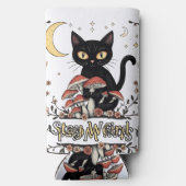 Whimsical noir cat framed by red mushrooms and pal seltzer blikjeskoeler (Achterkant)