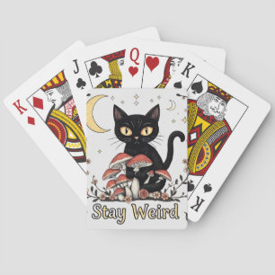 Whimsical noir kat omlijst door rode paddenstoelen pokerkaarten