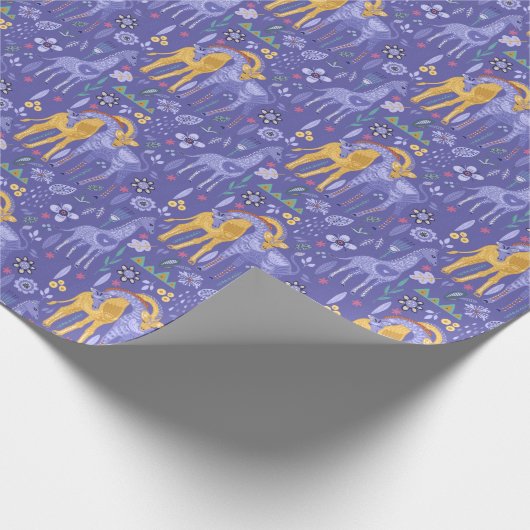 Whimsical Paarse Blauwgroen gele Giraffes Patroon Cadeaupapier (Hoek)