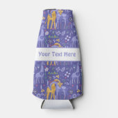 Whimsical Paarse Blauwgroen gele Giraffes Patroon Flesjeskoeler (Voorkant)