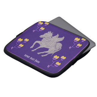 Whimsical paarse paard met vleugels Electronics Ba Laptop Sleeve