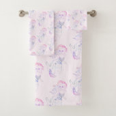 Whimsical Pastel Roze Zeemeermin Patroon Print Bad Handdoek (Insitu)