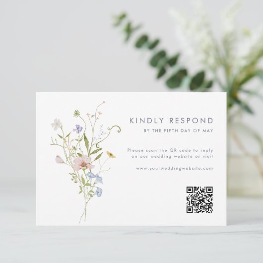 Whimsical Pastel Wildflower bruiloft RSVP Kaartje (Staand voorkant)