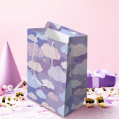 Whimsical pastelwolken en sterrenpatroon medium cadeauzakje