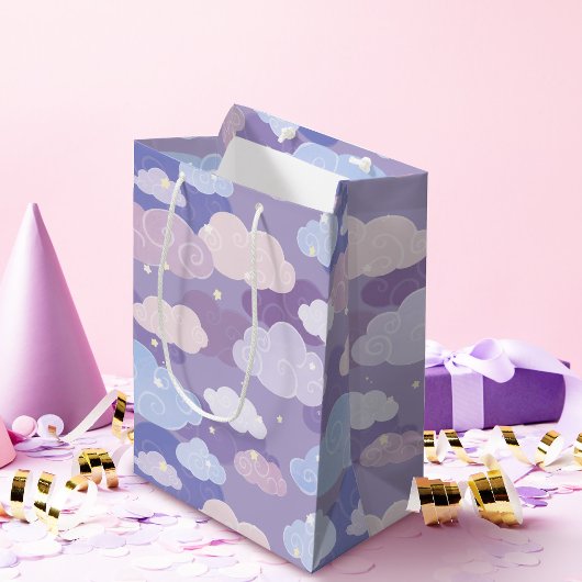 Whimsical pastelwolken en sterrenpatroon medium cadeauzakje