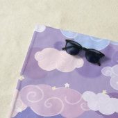 Whimsical pastelwolken en sterrenpatroon strandlaken (In situ)