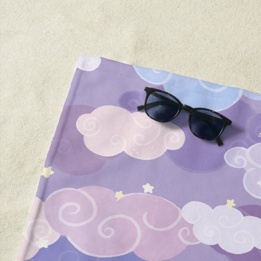 Whimsical pastelwolken en sterrenpatroon strandlaken (In situ)