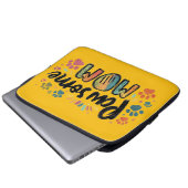 Whimsical "Pawsome MOM" Graphic met kleurrijke pot Laptop Sleeve (Voorkant onderkant)