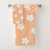 Whimsical Peach & White Floral Retro, vrolijk Bad Handdoek (Insitu)