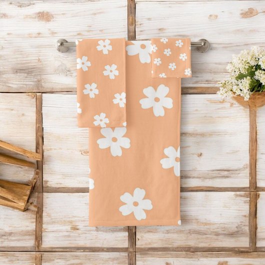 Whimsical Peach & White Floral Retro, vrolijk Bad Handdoek