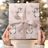 Whimsical Penguin Verjaardag | roze Cadeaupapier