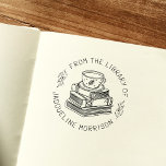 Whimsical Personal Library Bookplate Book Stamp Zelfinktende Stempel<br><div class="desc">Een schattig en lui zelfinkerend boeket rubberstempel. Deze zelfinkende stempel is voorzien van een handgetekende afbeelding van een thee of koffiebeker bovenaan een stapel boeken. Maak je geen zorgen, er is een onderzetter dat de boeken tegen de hitte beschermt! Rond de buitenkant van de illustratie "van de bibliotheek van"en uw...</div>