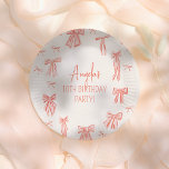 Whimsical Pink Bow Girl Verjaardagsfeestje Papieren Bordje<br><div class="desc">Voeg wat plezier toe aan je verjaardagsfeestje met deze papieren borden! Gemaakt om te passen bij ons Whimsical Pink Bow Girl Birthday Party collectie, heeft dit ontwerp een crème achtergrond met schattige, met de hand getekende roze bogen en speelse scriptbelettering. Klik op "Personaliseer deze sjabloon" en vul de vakken in...</div>