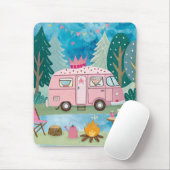 Whimsical Pink Camper Van Camping Scene Muismat (Met muis)