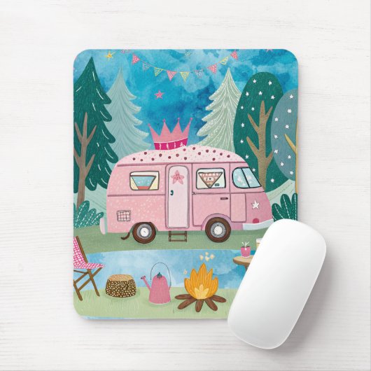 Whimsical Pink Camper Van Camping Scene Muismat (Met muis)