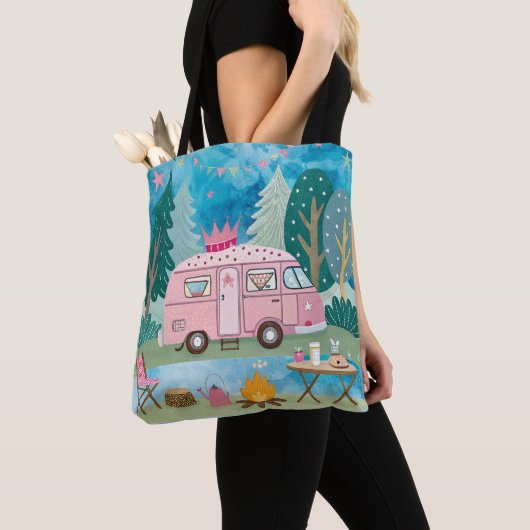 Whimsical Pink Camper Van Camping Scene Tote Bag (Dichtbij)