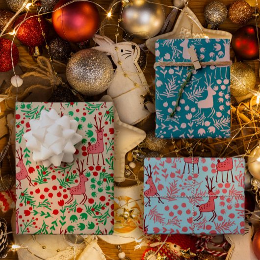 Whimsical Pink Reindeer and Winter Foliage Pattern Inpakpapier Vel