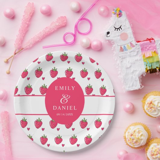 Whimsical Pink Strawberry Wedding Papieren Bordje (Feest)